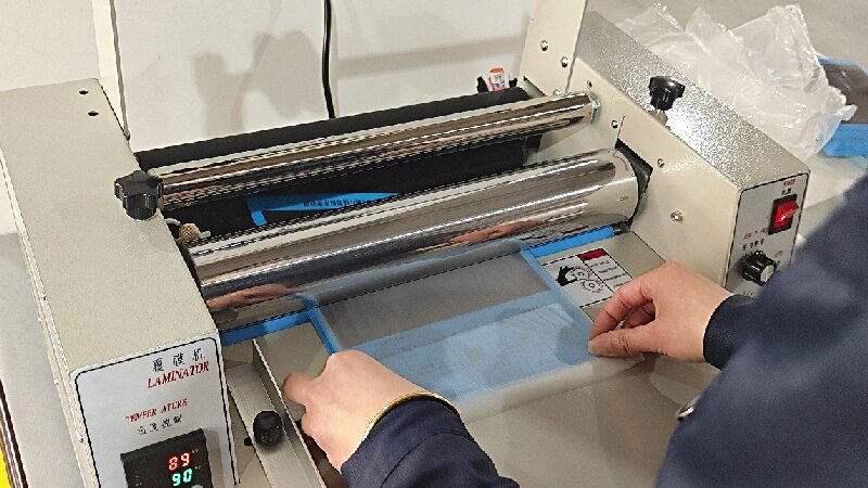 Tiga faktor yang mempengaruhi filem laminasi haba: suhu, kelajuan dan tekanan.